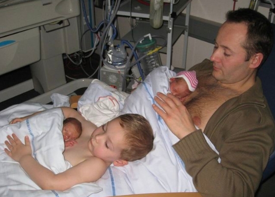 Kleiner Junge hilft seinem Vater, neugeborene Zwillingsgeschwister warmzuhalten – Foto geht viral